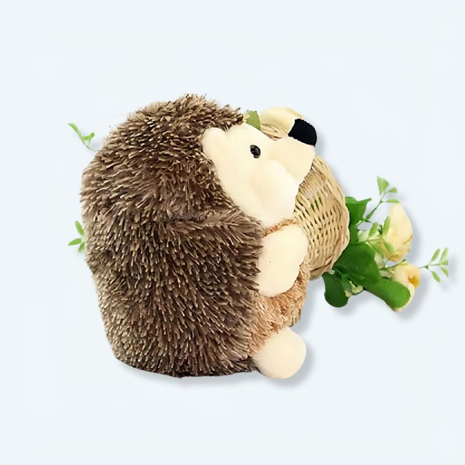 柔らかいハリネズミのぬいぐるみ。子供部屋にぴったりの秋らしいインテリア。The Plush Company