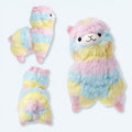 パステルカラーの装飾が施された、柔らかくて抱き心地の良いレインボーラマのぬいぐるみ。The Plush Company