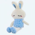 お子様の寝室にぴったりの、柔らかくて光る青いウサギのぬいぐるみ。Plush Company