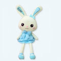 柔らかい青いドレスを着た巨大なぬいぐるみのウサギ。子供にぴったりの抱き心地です。The Plush Company