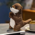 手を組んだカワウソのぬいぐるみ
