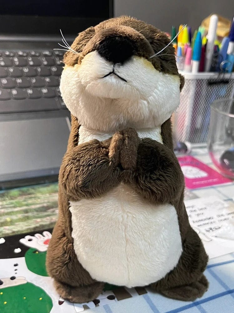 目を閉じたかわいいカワウソのぬいぐるみ