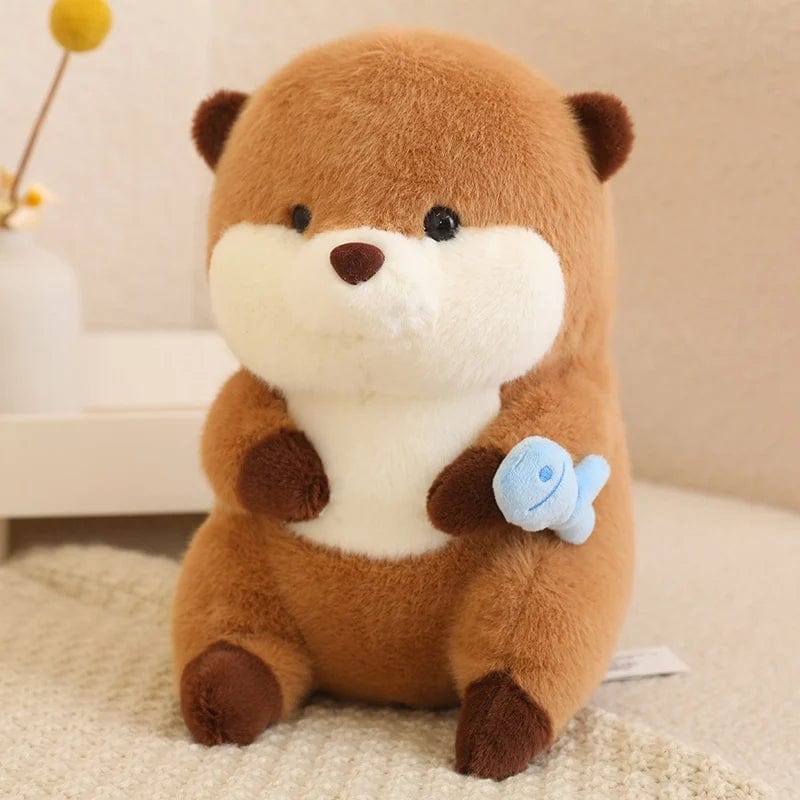 カラフルな青い魚を抱いたカワウソのぬいぐるみ