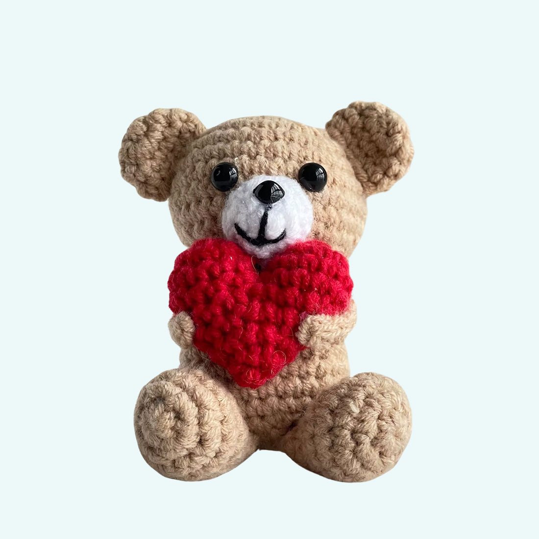 柔らかいかぎ針編みのテディベアと優しい心。The Plush Companyからのロマンチックな贈り物です。