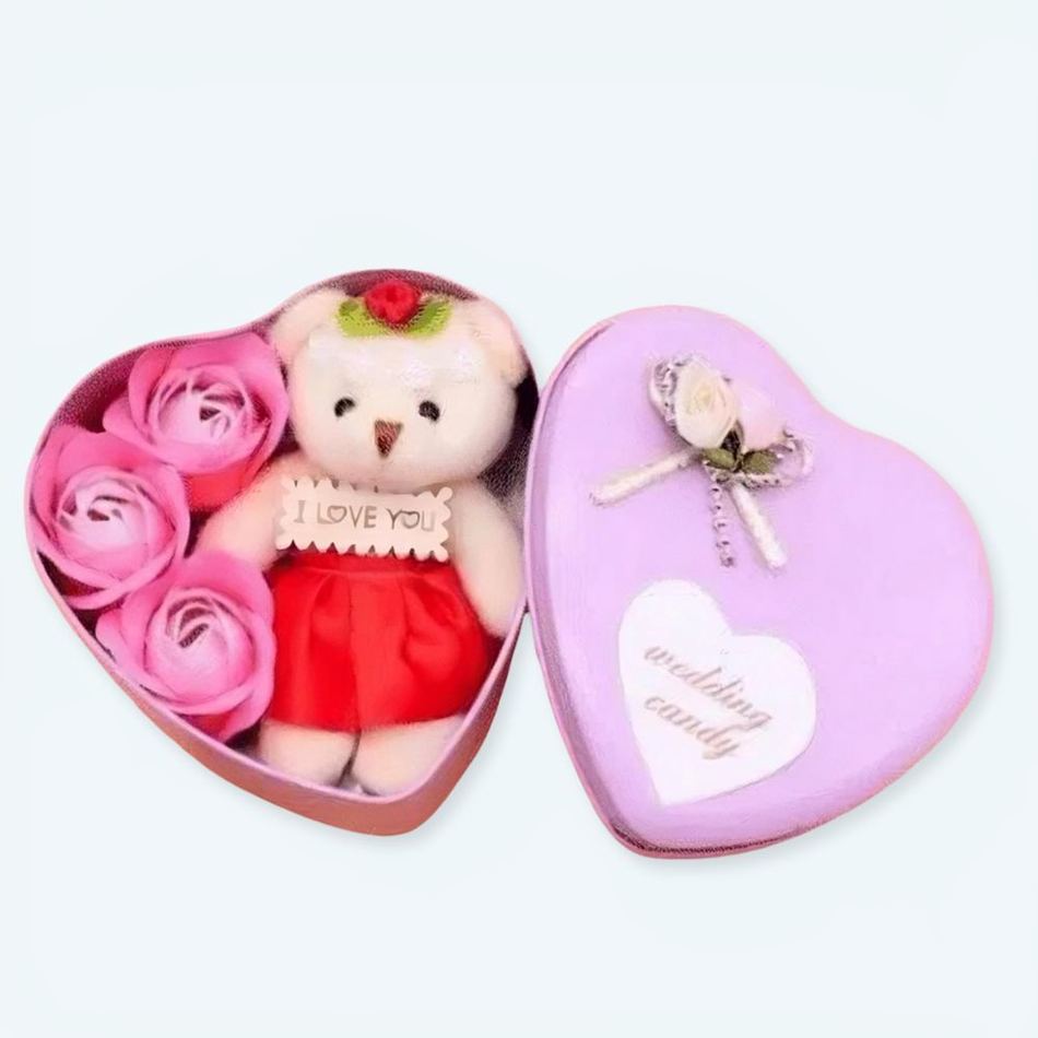 ロマンチックなギフトボックスに入った、柔らかなピンクのテディベア。The Plush Company