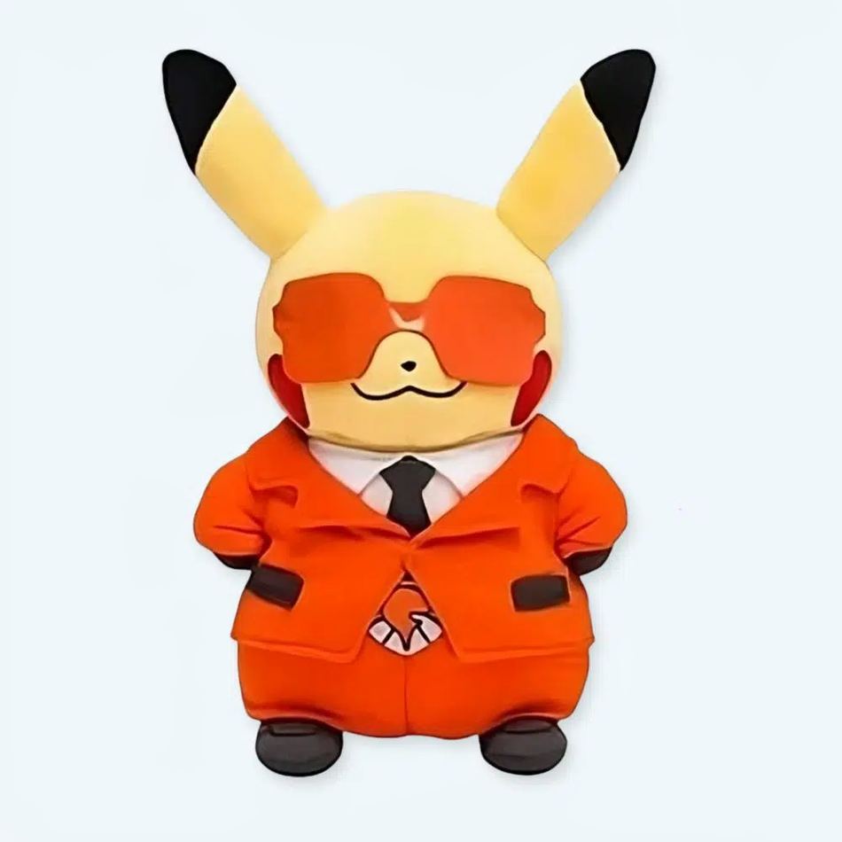 ぬいぐるみカンパニーの、赤いコスチュームを着た、子供用の愛らしいピカチュウのぬいぐるみ。抱きしめたくなるようなぬいぐるみです。