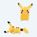La Compagnie de la Peluche のかわいいコレクションの、柔らかくて黄色い眠っているピカチュウのぬいぐるみ