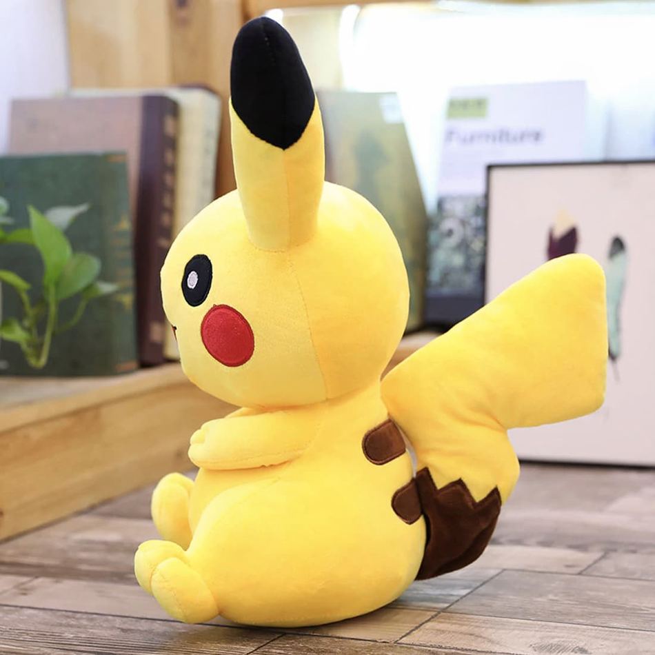 子供部屋にぴったりの、かわいい黄色のピカチュウのぬいぐるみ