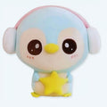 耳当て付きの柔らかいライトブルーのペンギンのぬいぐるみ（20cm）、冬用。The Plush Company