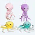 海洋をテーマにした、お子様向けの愛らしい柔らかい黄色のタコのぬいぐるみ。Plush Company