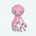 海からやってきた、愛くるしいピンクのタコのぬいぐるみ。抱きしめたくなるほど愛らしい。The Plush Company