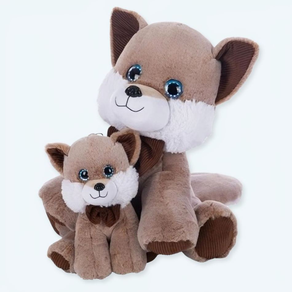 居心地の良い子供部屋にぴったりの、青い目をした柔らかいキツネのぬいぐるみ。The Plush Company