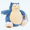 お子様のリラックスに最適な、巨大な青いカビゴンのぬいぐるみ - The Plush Company