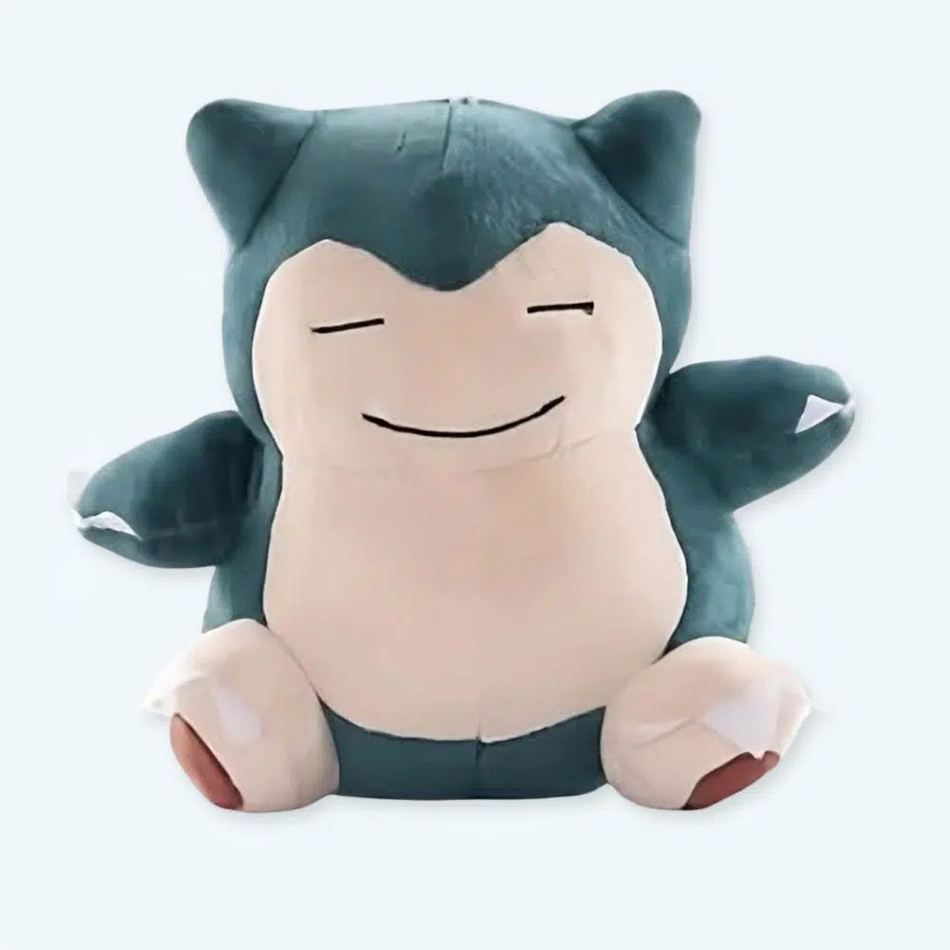ポケモンの世界からやってきた巨大で柔らかいカビゴンのぬいぐるみ。子供にぴったりの抱き心地です。The Plush Company