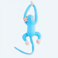 長くて青いしっぽを持つ、柔らかくてかわいい猿のぬいぐるみ。The Plush Company より。