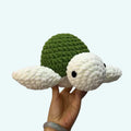 柔らかいかぎ針編みのウミガメのぬいぐるみ。濃い緑の海をモチーフにした、子供用。Plush Company