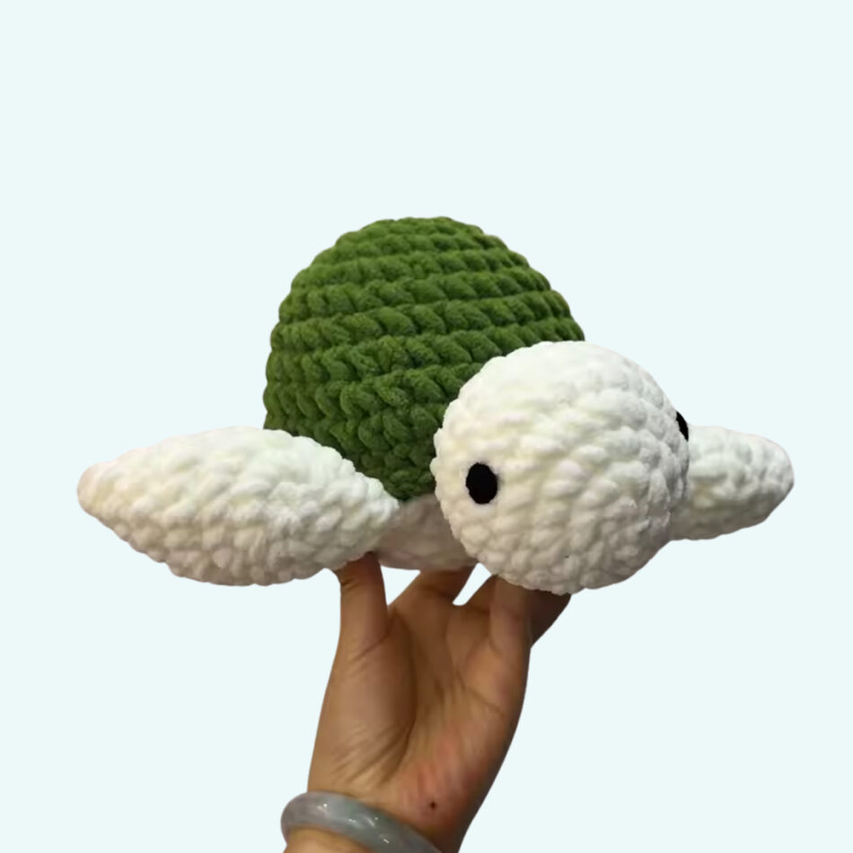 柔らかいかぎ針編みのウミガメのぬいぐるみ。濃い緑の海をモチーフにした、子供用。Plush Company