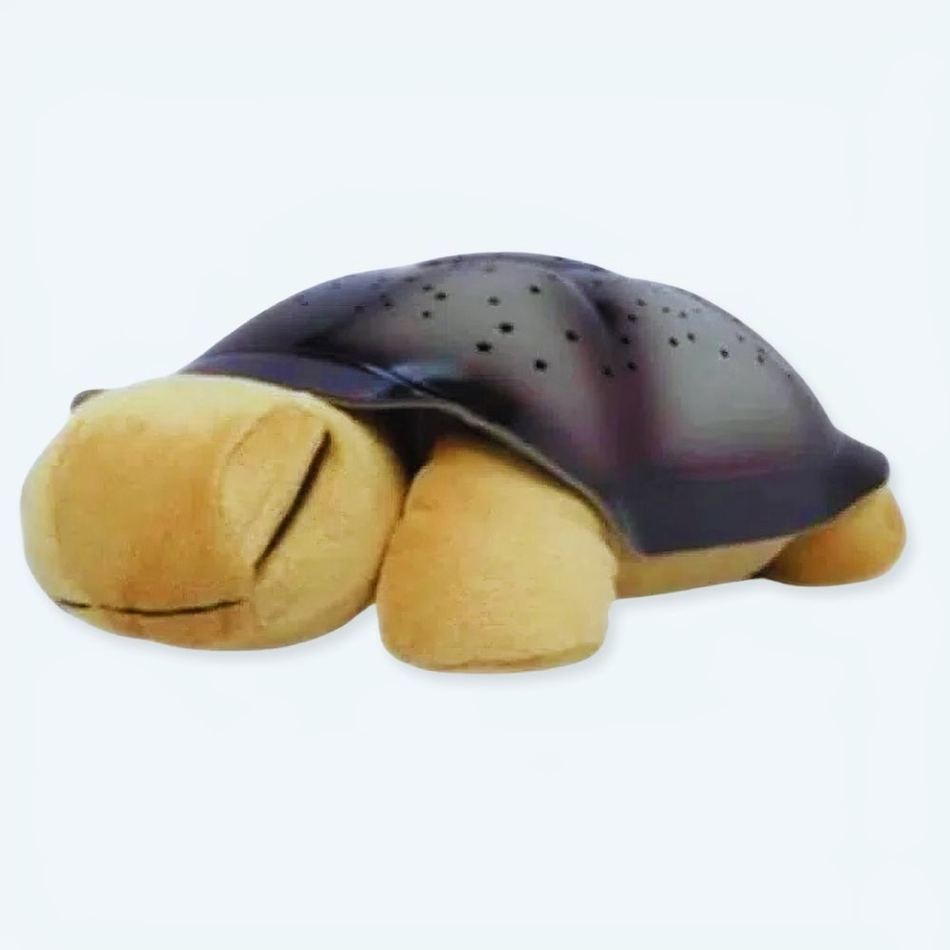 柔らかく、光り輝き、星が輝く、子供部屋にぴったりのカメのぬいぐるみ。The Plush Company